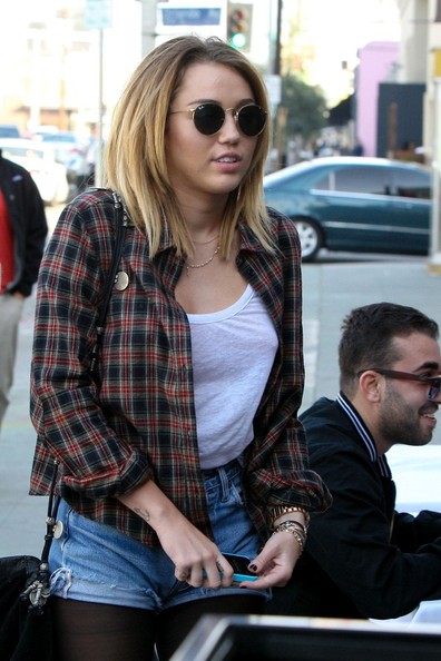 Miley Cyrus Gets New Shoulder Length Haircut Fashion Trend Seeker