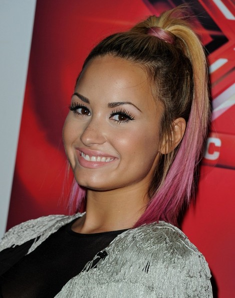 Demi Lovato Tries Pink Tip Trend And Dyes Her Hair Pink Fashion