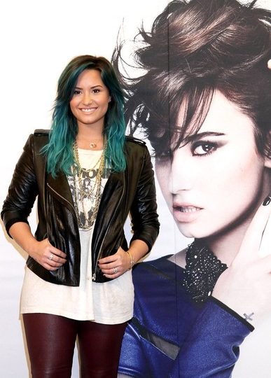 Demi Lovato Gets New Blue – Green Aqua Hair Color – Fashion Trend Seeker
